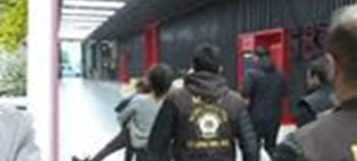 ESRA EROL İHMAL EDİLEN &Ccedil;OCUKLARIN HAYATINI KURTARDI!