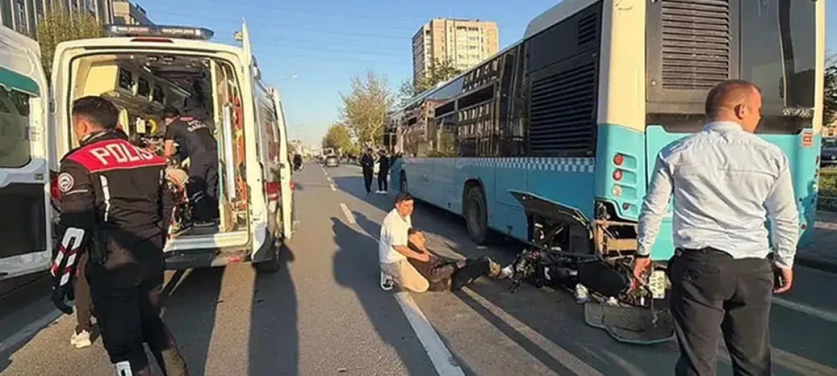 MOTOSİKLET DURAKTA BEKLEYEN OTOB&Uuml;SE HIZLA &Ccedil;ARPTI!