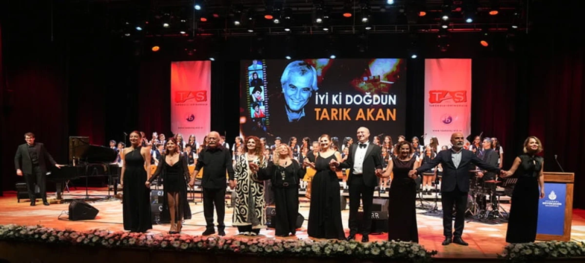 SANAT D&Uuml;NYASININ &Uuml;NL&Uuml; İSİMLERİ TARIK AKAN İ&Ccedil;İN AYNI SAHNEDE